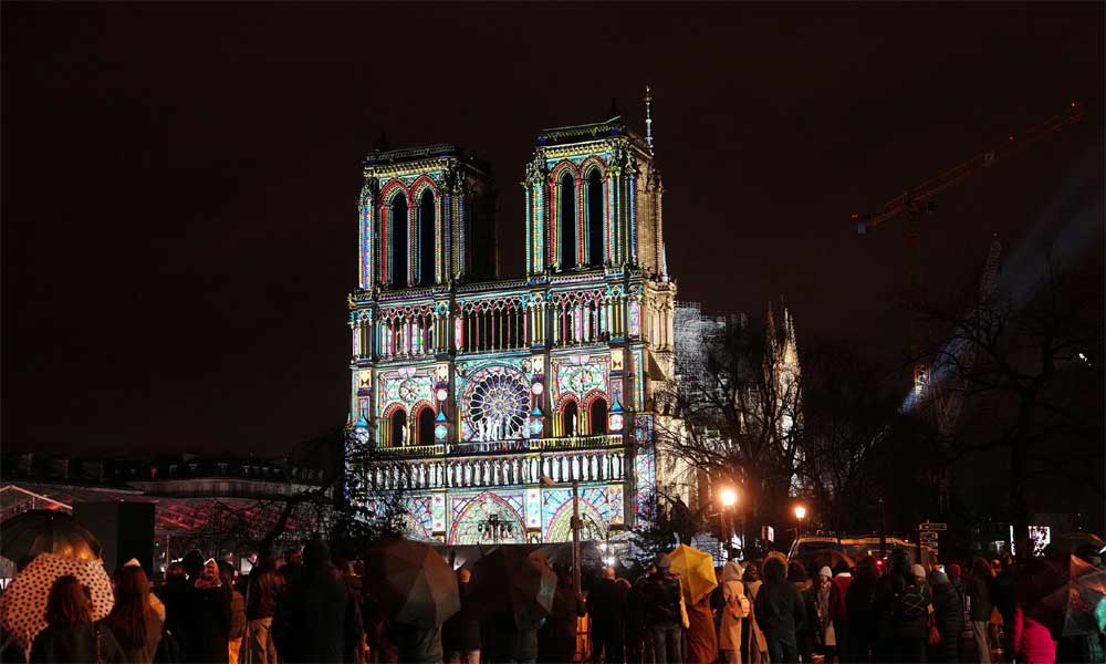 Nhà thờ Đức Bà Paris rực sáng trong ngày mở cửa trở lại